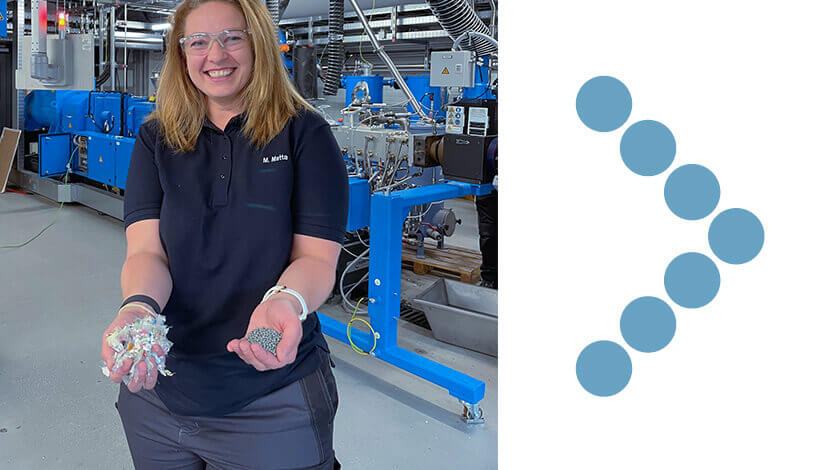 Coperion Mitarbeiterin mit Kunststoffabfall und Rezyklat in den Händen