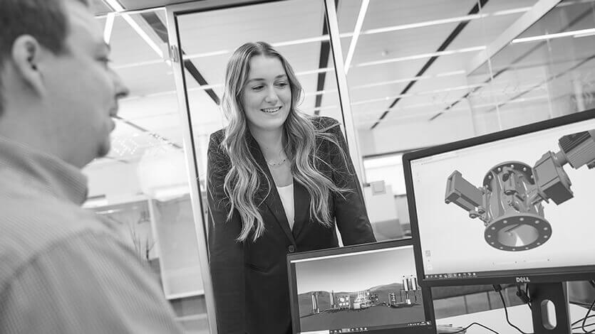 Studenten besprechen Konstruktionsdaten schwarz und weiß