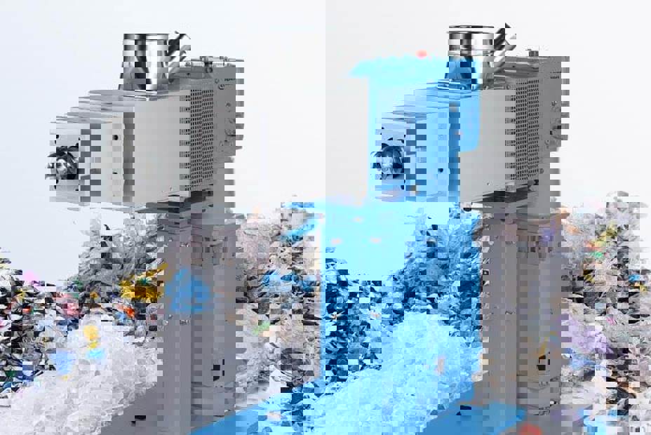 The ZS-B MEGAfeed side feeder significantly increases fiber and flake feed rate into the ZSK twin screw extruder, making many plastics recycling processes markedly more economical.