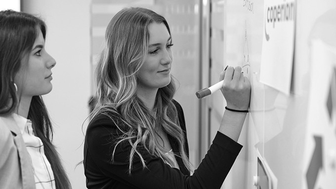Student am Whiteboard schwarz und weiß