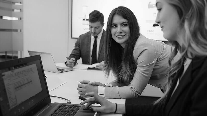 Auszubildender vor dem Laptop - schwarz und weiß