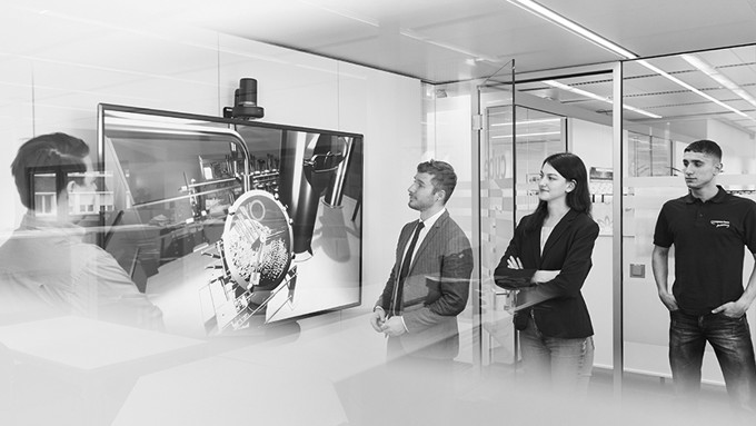 Studenten im Meeting schwarz und weiß